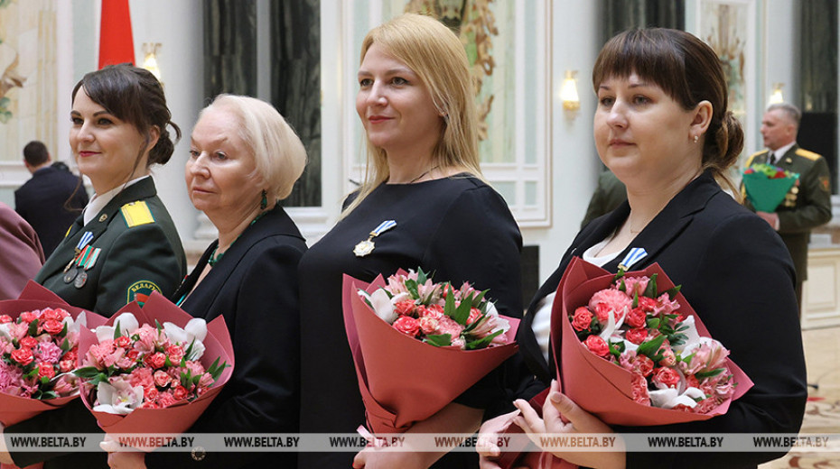 Лукашенко: на планете все держится на бескорыстной материнской любви и больших женских сердцах